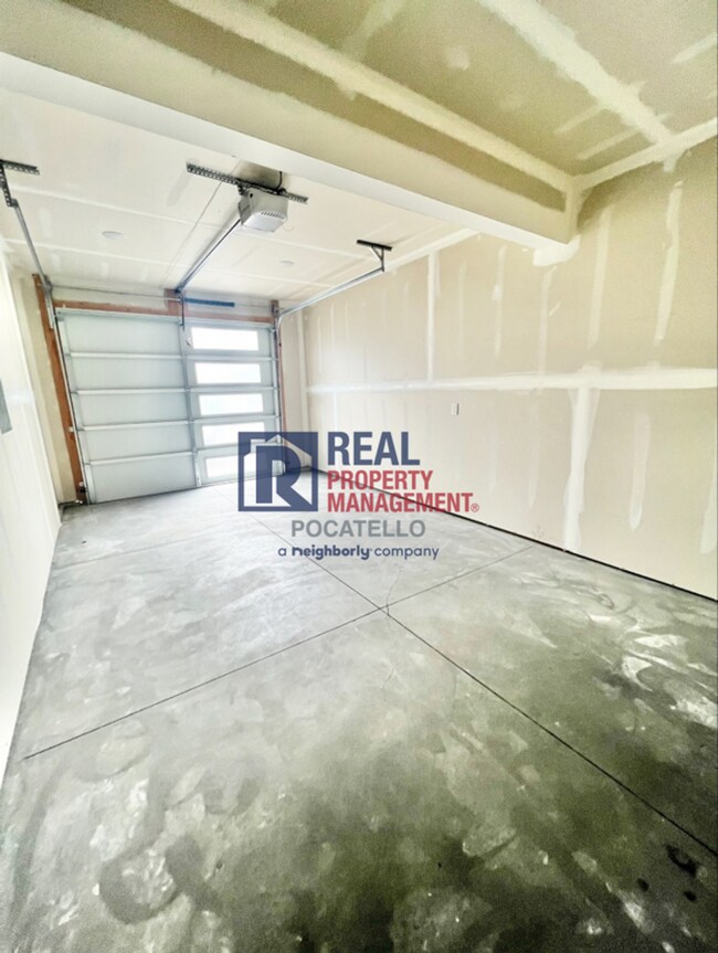 Building Photo - MOVE IN SPECIAL - 3 bedroom 2.5 bath Townh...