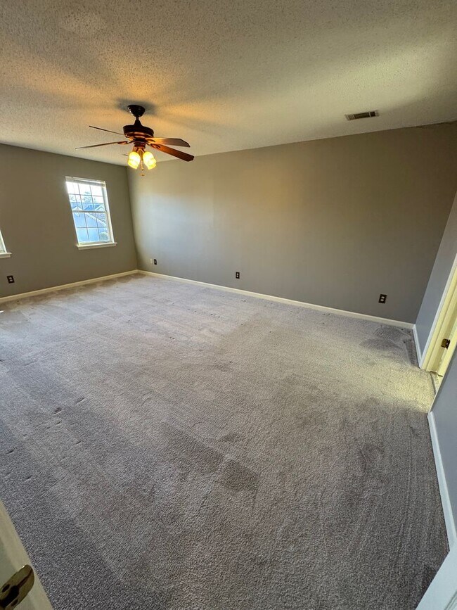 Building Photo - ** AVAILABLE NOW ** in Waterford Subdivision