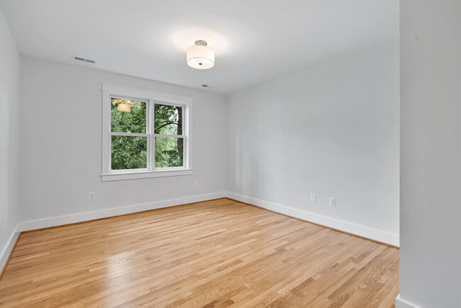 Building Photo - "Luxurious 6-Bed, 6-Bath Arlington Retreat...
