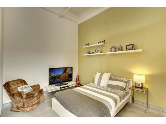 Building Photo - 700 N Washington Ave