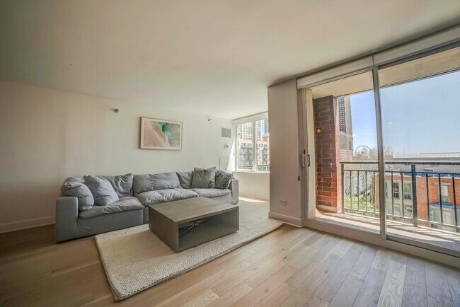 Building Photo - 440 N McClurg Ct