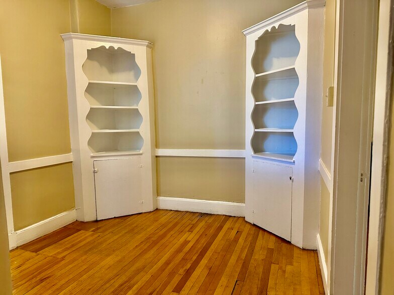 Building Photo - 74 Egmont St