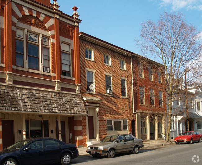 Primary Photo - 118 - 122 W Market St