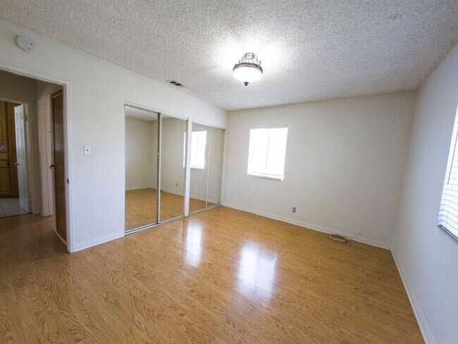 Building Photo - 5802 N Vista St