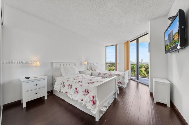 Building Photo - 3598 Yacht Club Dr