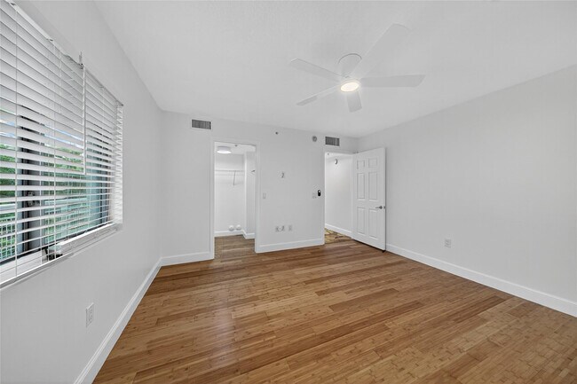 Building Photo - 900 SE 2nd St