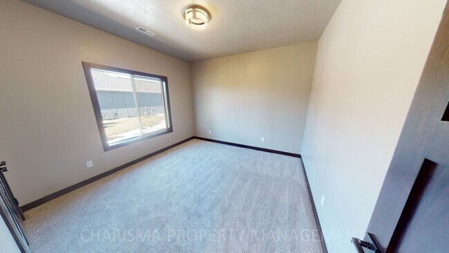 Building Photo - WALK IN AND AMENITY FILLED THREE BEDROOM TOWNHOME!