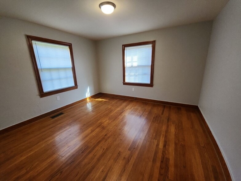 Building Photo - 18 Montclair Dr