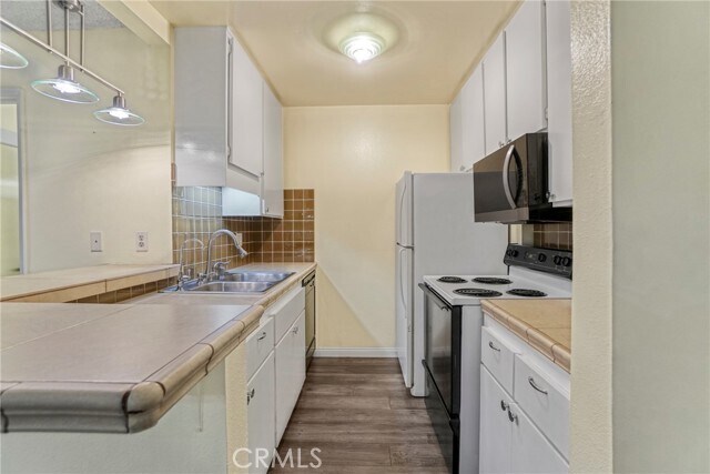 Building Photo - 8650 Gulana Ave