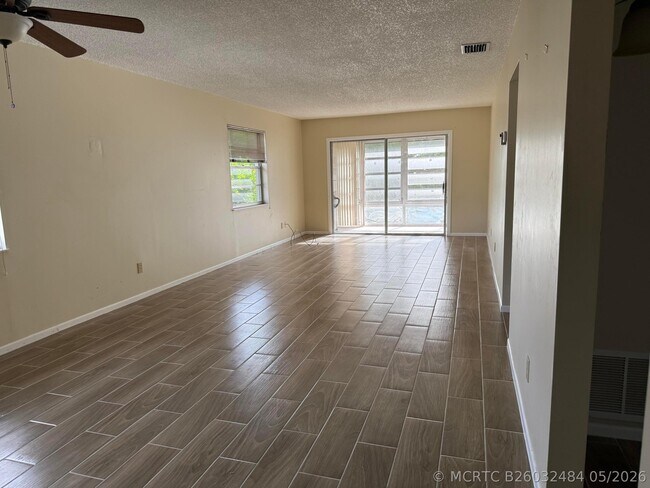 Building Photo - 4 Lake Vista Trail