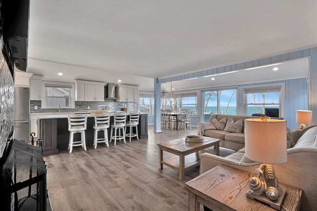 Building Photo - 7 Oak St