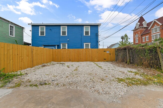 Building Photo - 909 28th St