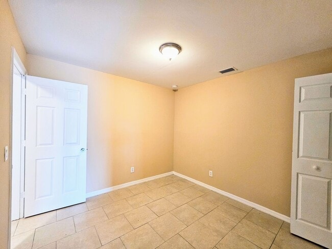 Building Photo - Move-in Ready 3 BR & 2 BA