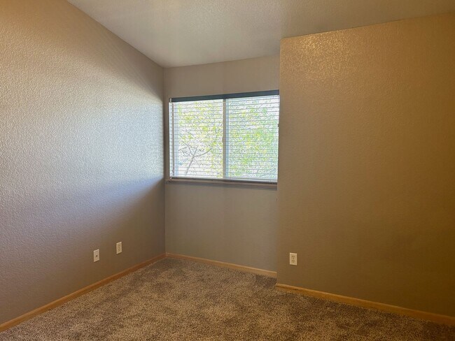 Building Photo - Spacious 2 Bedroom Greeley Condo - Available Now!