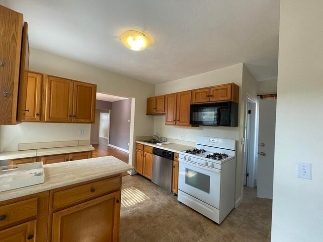 Building Photo - 274 Newtonville Ave