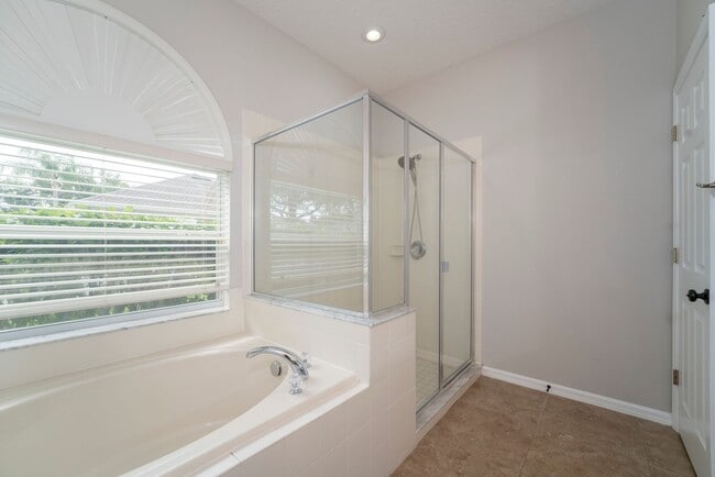 Building Photo - Cute and Spacious 3/2 House w/Bonus Room i...