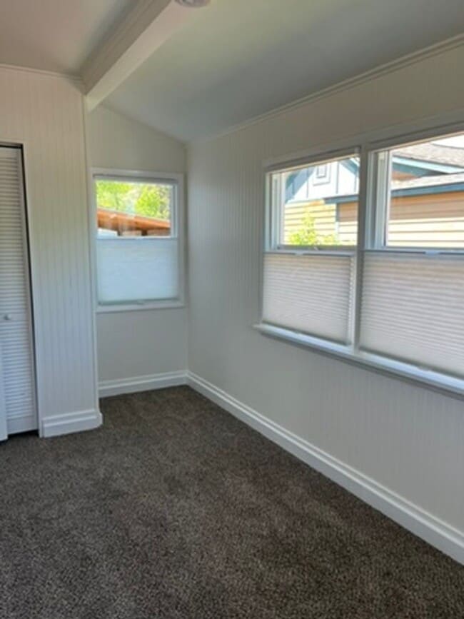 Building Photo - 3 Bed 1 Bath Single Family Home Close to H...