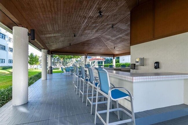 Building Photo - 3200 Port Royale Dr S