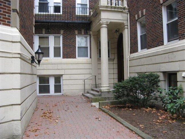 Building Photo - 8 Mellen St
