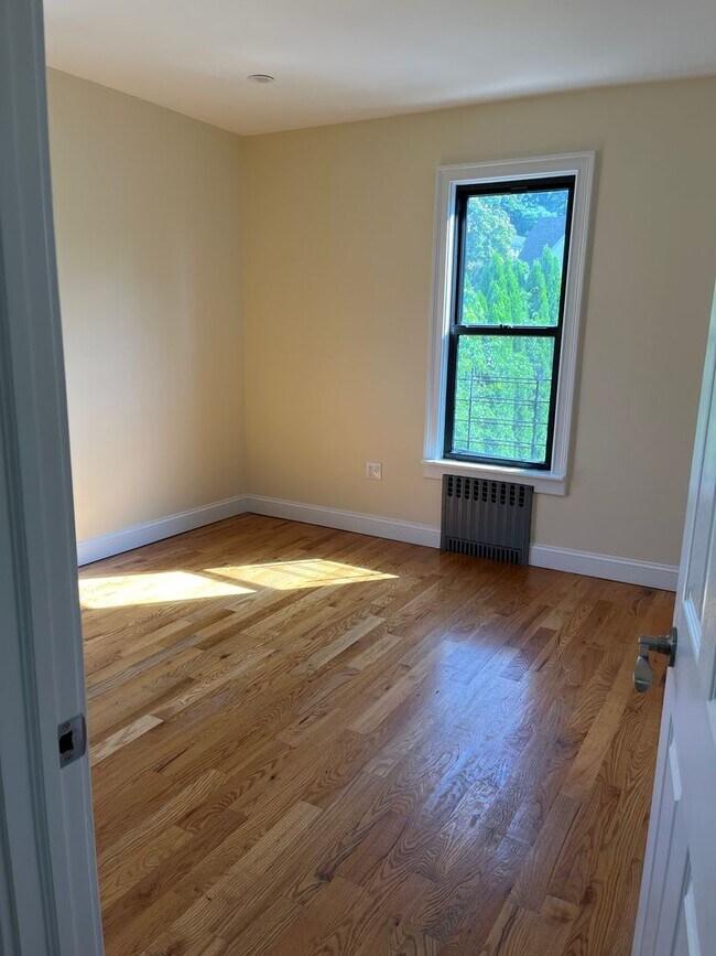 Building Photo - Newly Remodeled Large 3 Bedroom in Quiet 3 Family Home