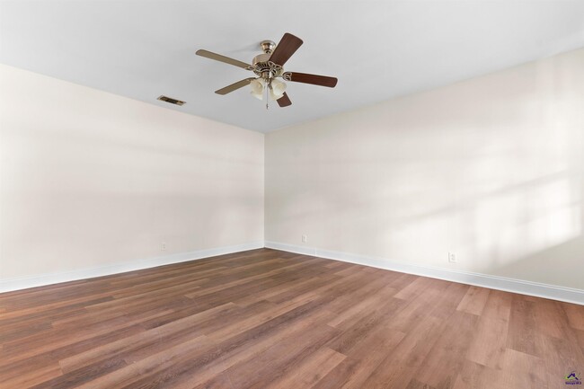 Building Photo - 846 S Forest Lake Dr