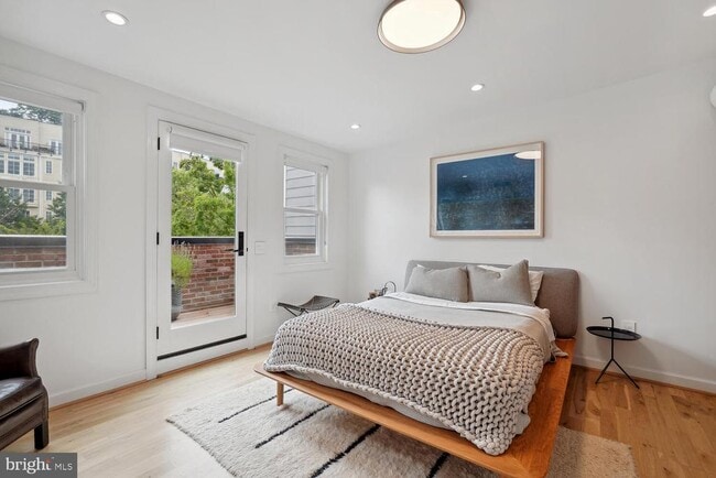 Building Photo - 2242 Ontario Rd NW