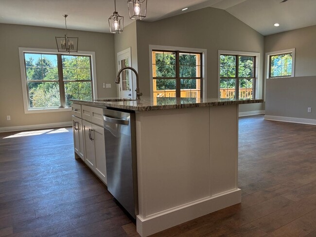 Building Photo - 102 Twin Lakes Dr