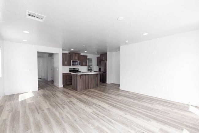 Building Photo - 4 bed | 2.5 bath | 2 car in Desert Canyons