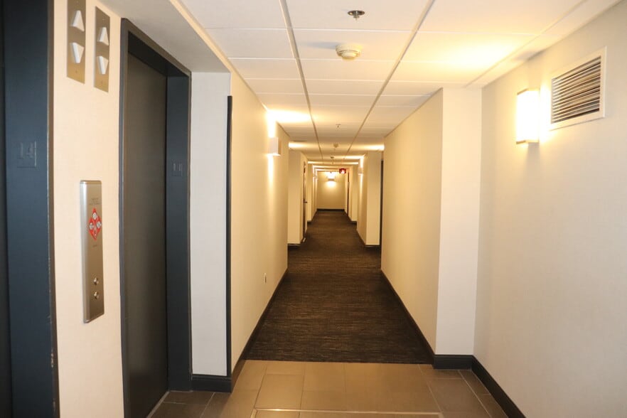 Building Photo - 250 E Harbortown Dr