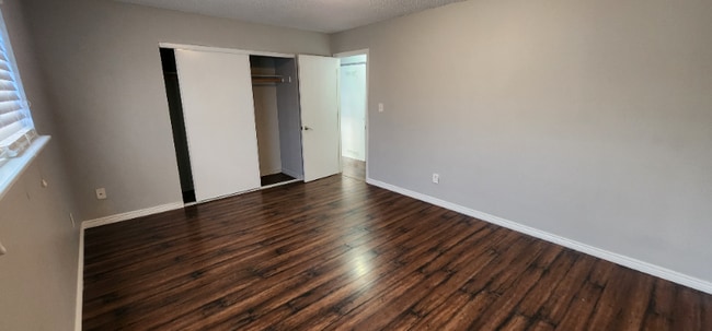 Building Photo - 300 Cottonwood Ln