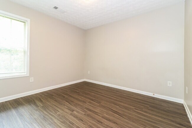 Building Photo - 1000 Weatherwood Pl NE