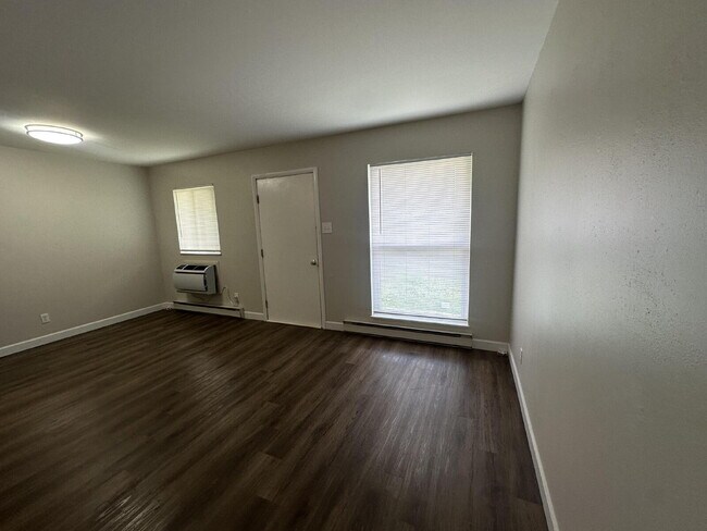 Building Photo - 2 bed 1 bath fully renovated