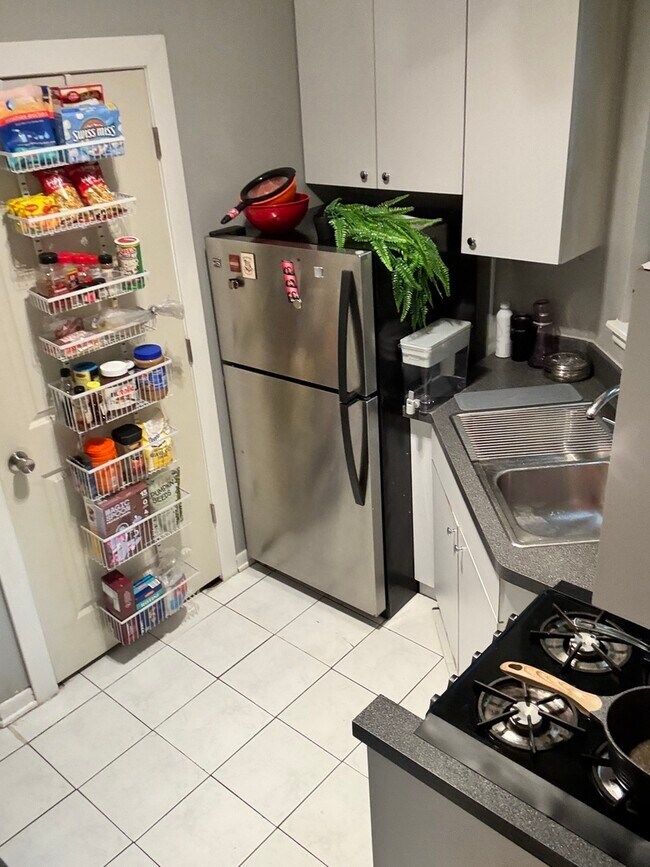 Building Photo - 902 W Grace St