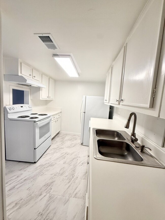 Building Photo - Modern 2/2.5/1 Townhome Across From The Me...