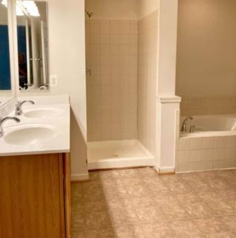 Master bathroom - 2627 Eastbourne Dr