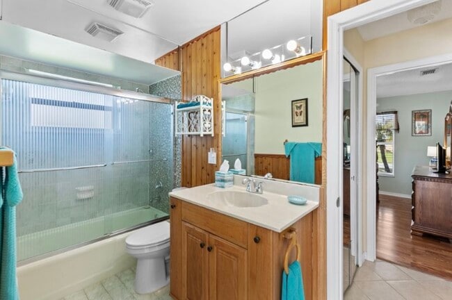 Building Photo - 980 SE Breakwater Ave