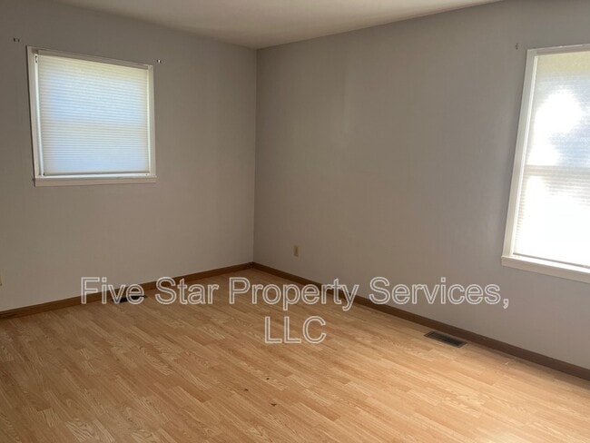 Building Photo - 402 N Iris Dr