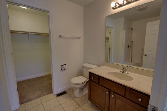 Building Photo - Gorgeous 3 Bedroom Townhome