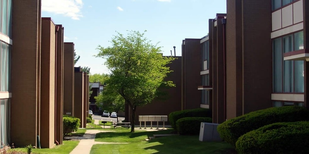 Building Photo - Eagle's Landing