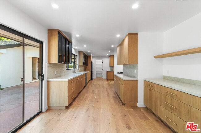 Building Photo - 5160 Los Feliz Blvd