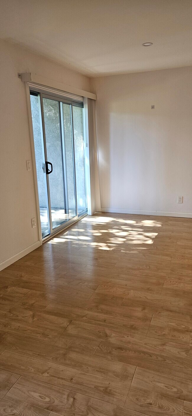 Building Photo - 7110 Rainbow Dr