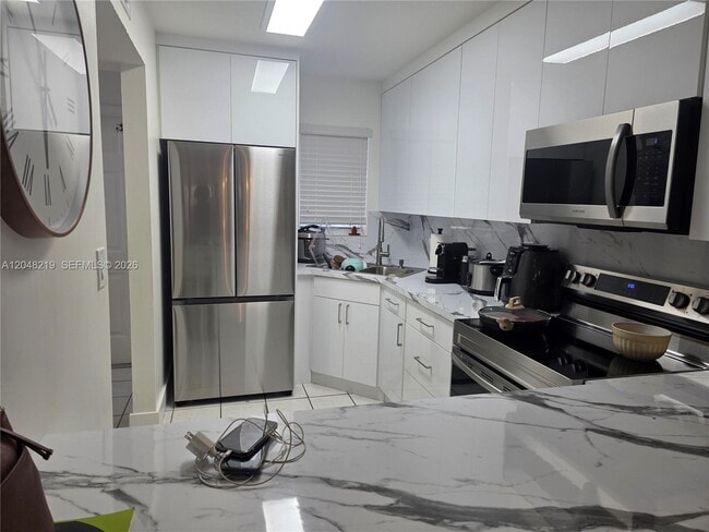 Building Photo - 523 W 68th St