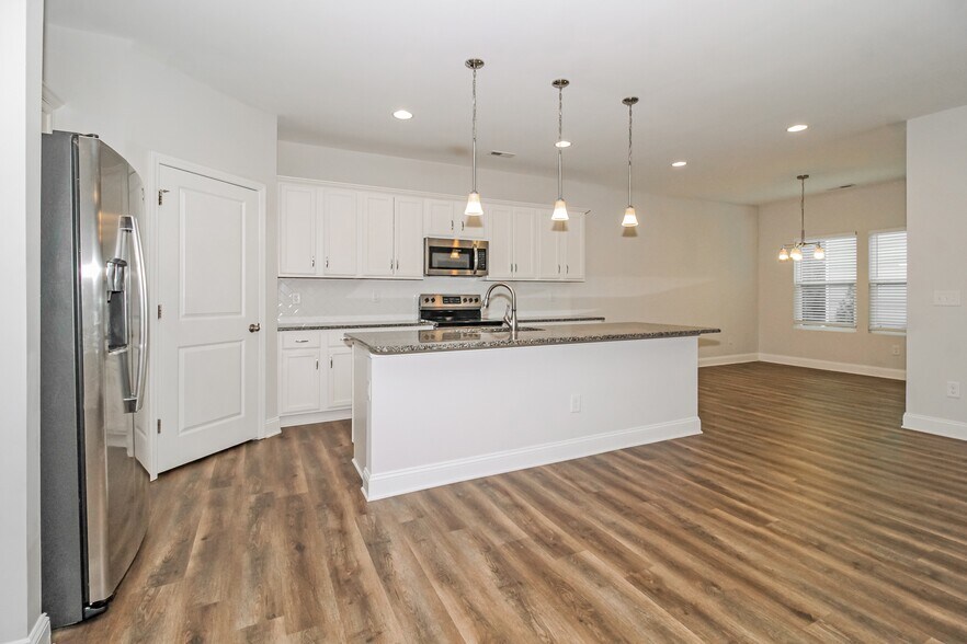 Building Photo - 1600 Carmelina Dr SE