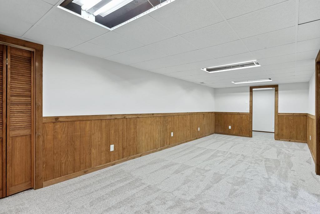 Building Photo - 833 Tyrol Ln
