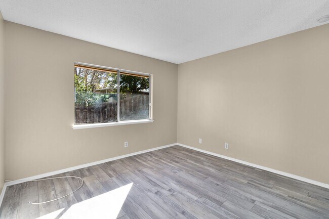 Building Photo - Stunning 4 Bedroom 2 Bathroom Home