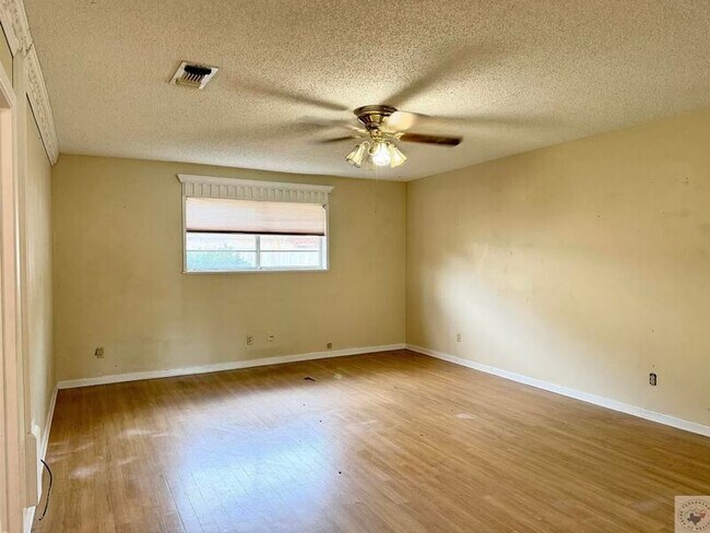 Building Photo - 18 Lanshire Dr