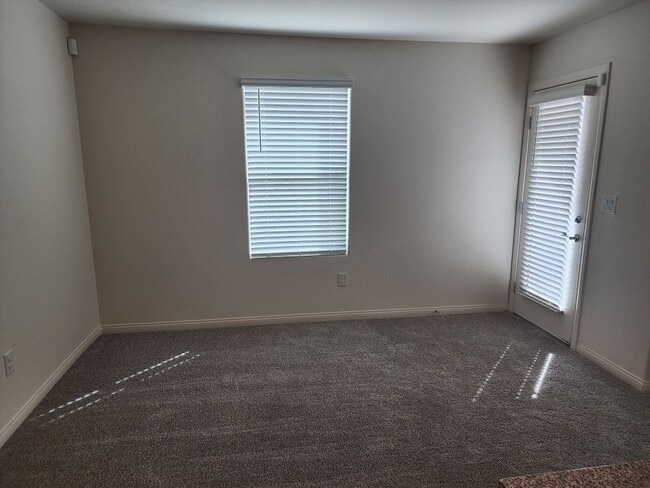 Building Photo - 3 story 3 bed/3 bath townhouse in brand new Watercolor Community