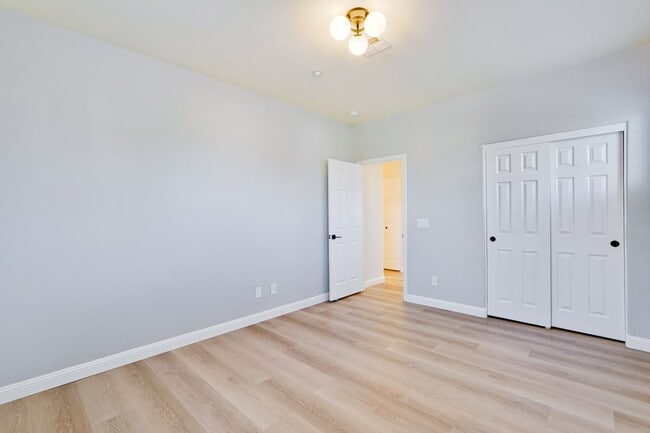 Building Photo - Beautiful 2 Bed 2 Bath End Unit Townhome in Communication Hills!