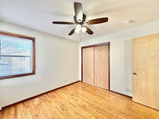 Building Photo - 2109 Lake Point Dr