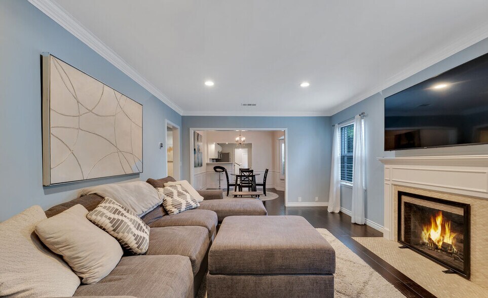 Building Photo - 4242 Van Nuys Blvd